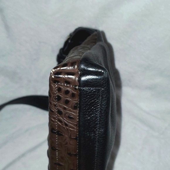 Thomas Leathers The DAZ (Double Angled Zipper) Crossbody Bag - Picture 13 of 16